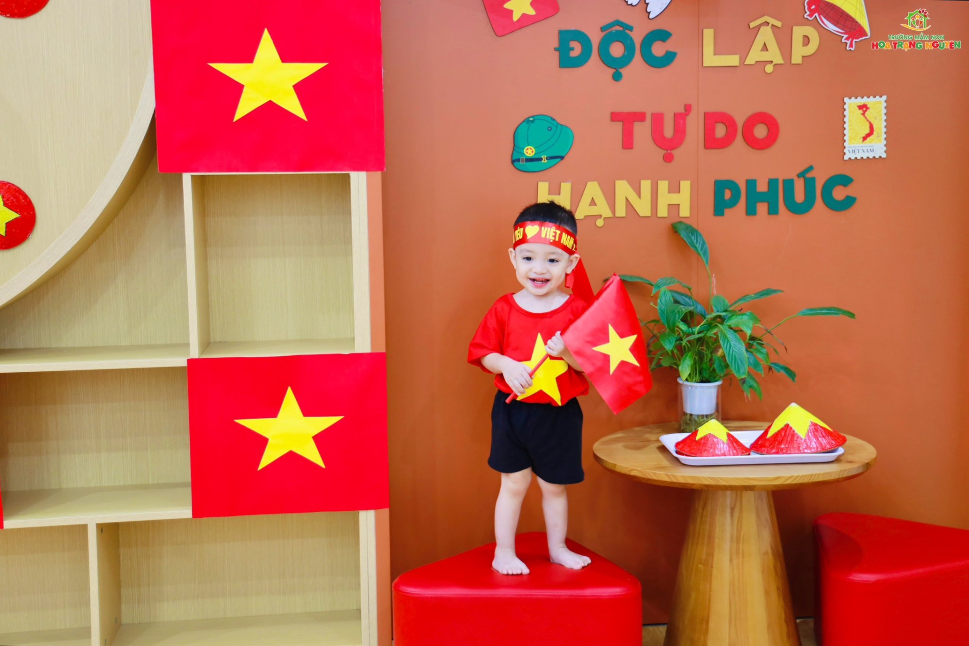 Rực rỡ sắc đỏ tự hào Việt Nam tại Hoa Trạng Nguyên